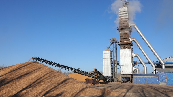 烘糧噸成本降至28元！300噸烘干塔用上秸稈直燃熱風(fēng)爐，相比燃煤一天節(jié)省一萬六！